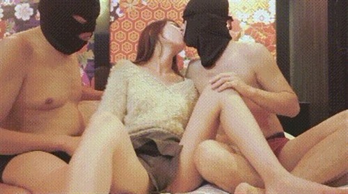 64974-美女3P 天真烂漫 人生第一次3P 小穴被各种玩弄 淫水泛滥 连续中出内射 上下嘴都不闲着 至高无上的乐趣.jpg